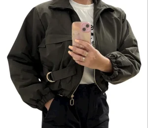 Dámska bundička La Diva Mia v khaki farbe s opaskom, vreckami a zips detailmi, štýlový jarný/jesenný model.