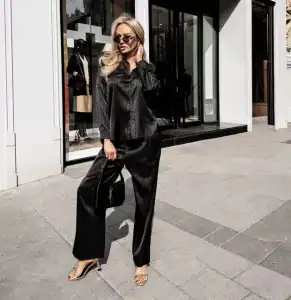 Elegantný saténový komplet OLA VOGA v čiernej farbe, vzorovaná košeľa a nohavice, street style outfit